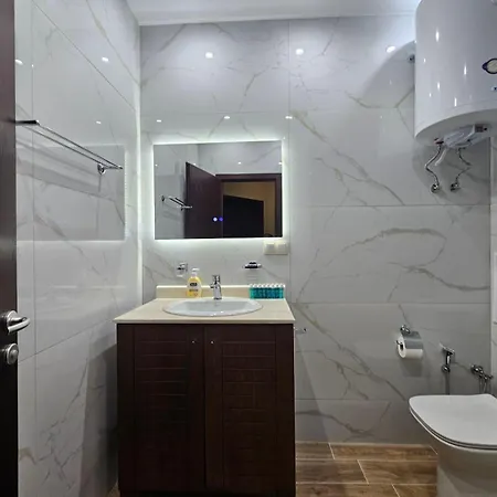 Beachfront Bliss-1br Sea View Flat In Golden Sands By Flat Mаnаger شقة