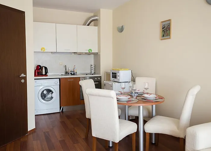 Beachfront Bliss-1br Sea View Flat In Golden Sands By Flat Mаnаger * فارنا